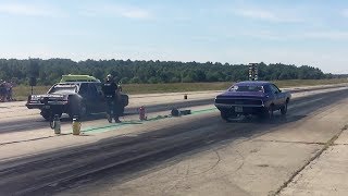 Dodge Dart vs '70 Dodge Challenger R/T 1/4 mile drag race