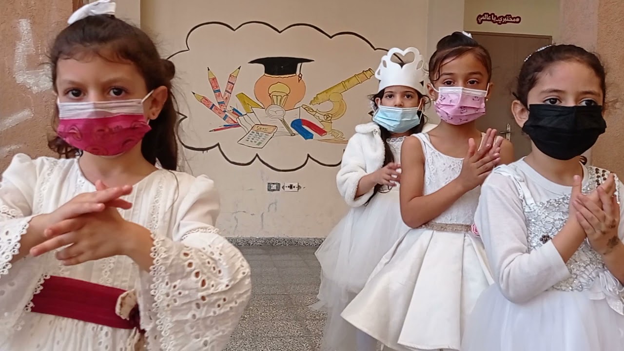 استعراض لطالبات الصف الأول بمدرسة حمد الأساسية للبنات على أنشودة عن النظافة