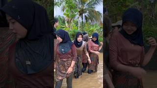 Neng Milah Wants To Join The Guyang Brbelolokan In The Rice Fields