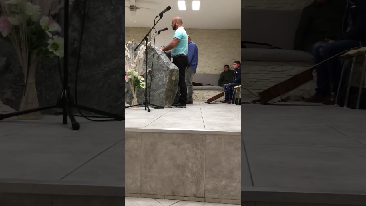 Cantique il a sa main sur mon épaule