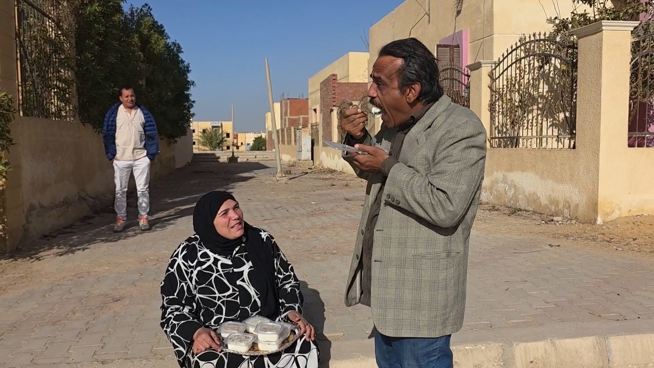 المدير أكل رز بلبن من ست غلبانة في الشارع… ولما طلبت حقها شوفوا عمل اى !!