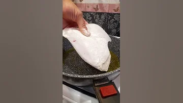 Сочная жареная камбала с помидорами на сковороде