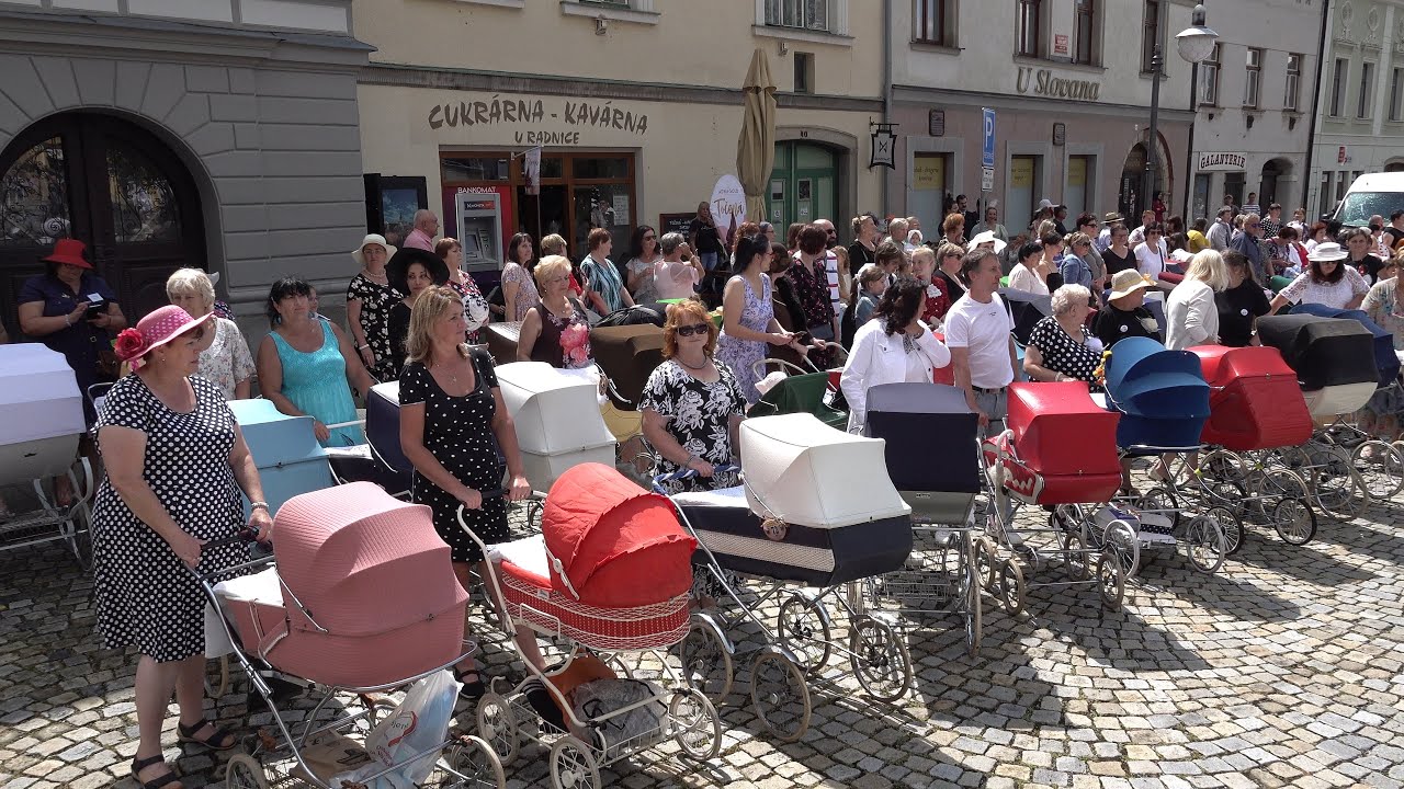 Městem Polná projelo 106 historických a retro kočárků