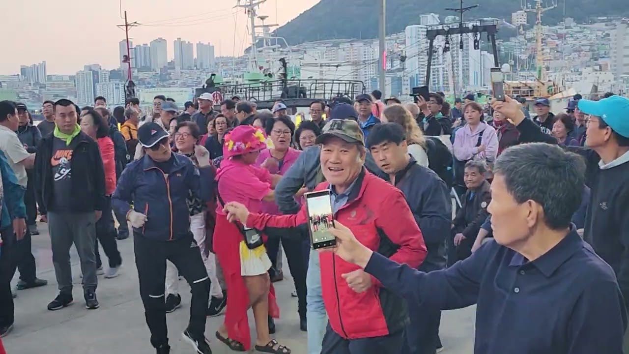 🍒자갈치축제 💜20251026-4부 가로영상🍒시민노래자랑 신동은 & 민동식 #버스킹 공연 색소폰 🌼 #자갈치시장 🌿 기프트데이tv 💜 #댄스타임🌿🌼🍒