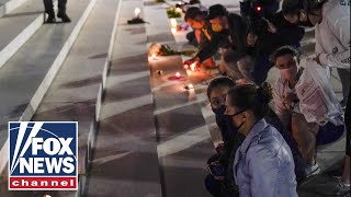 Mourners gather outside of Supreme Court to honor Ruth Bader Ginsburg