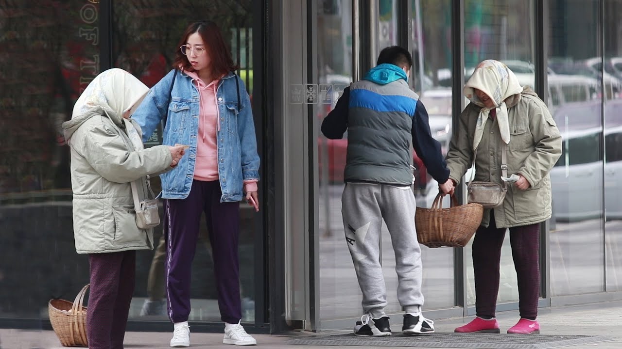 When a village grandma was too scared to go into a restaurant 当农村老奶奶担心被人嫌弃脏不敢进餐厅...