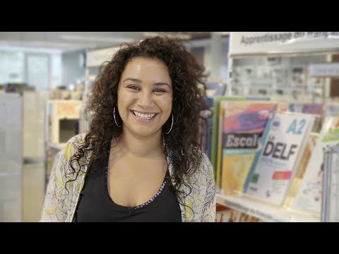 Vidéo: Êtes-vous payé pour travailler dans une bibliothèque ?