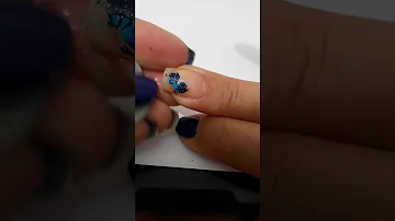 Como remover adesivo 3D da unha?