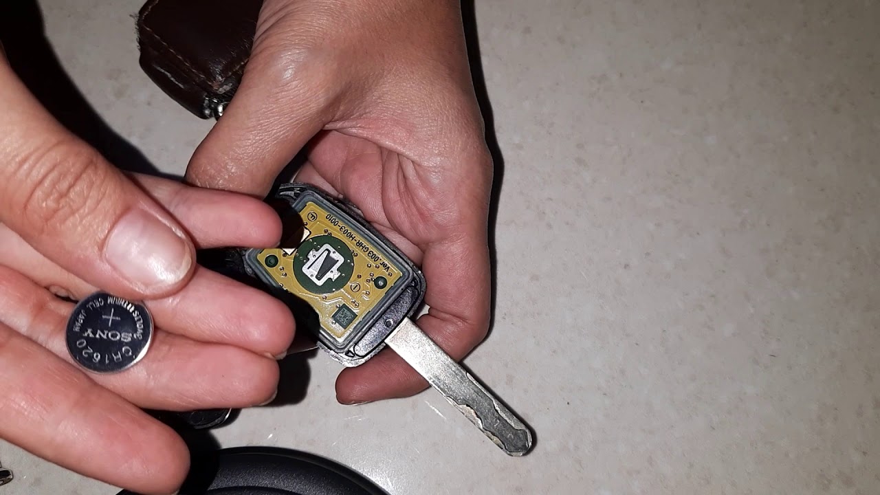 cara ganti baterai remot kunci mobil honda brio