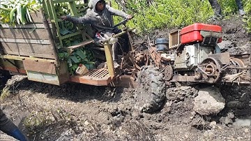 xe công nông 2 câu chở chuối bị kẹt vào đá cục khỏe