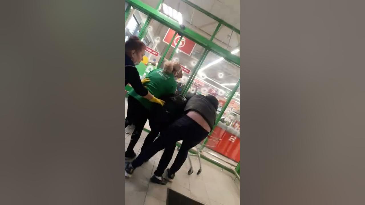 девушка ворует в магазине. кража в пятерке. поймали вора в магазине. вор в магните. поймал воровку апельсинов.