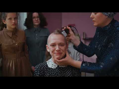 Video: Haare auf der Straße: die glamourösesten Schnitte und Styles des Augenblicks