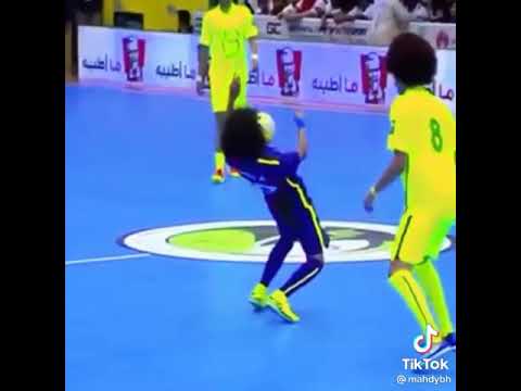 مهارات عموري في كرة القدم في صالات لايك والأشتراك بالقناة 