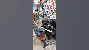 Cheb Faycal Chante Avec Amertume Dans La Gare De Marseille 