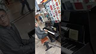 Cheb Faycal chante avec amertume dans la gare de Marseille