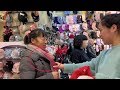 东北大龙：农忙结束进城购物,媳妇给老妈选条围巾,这眼光怎么样？