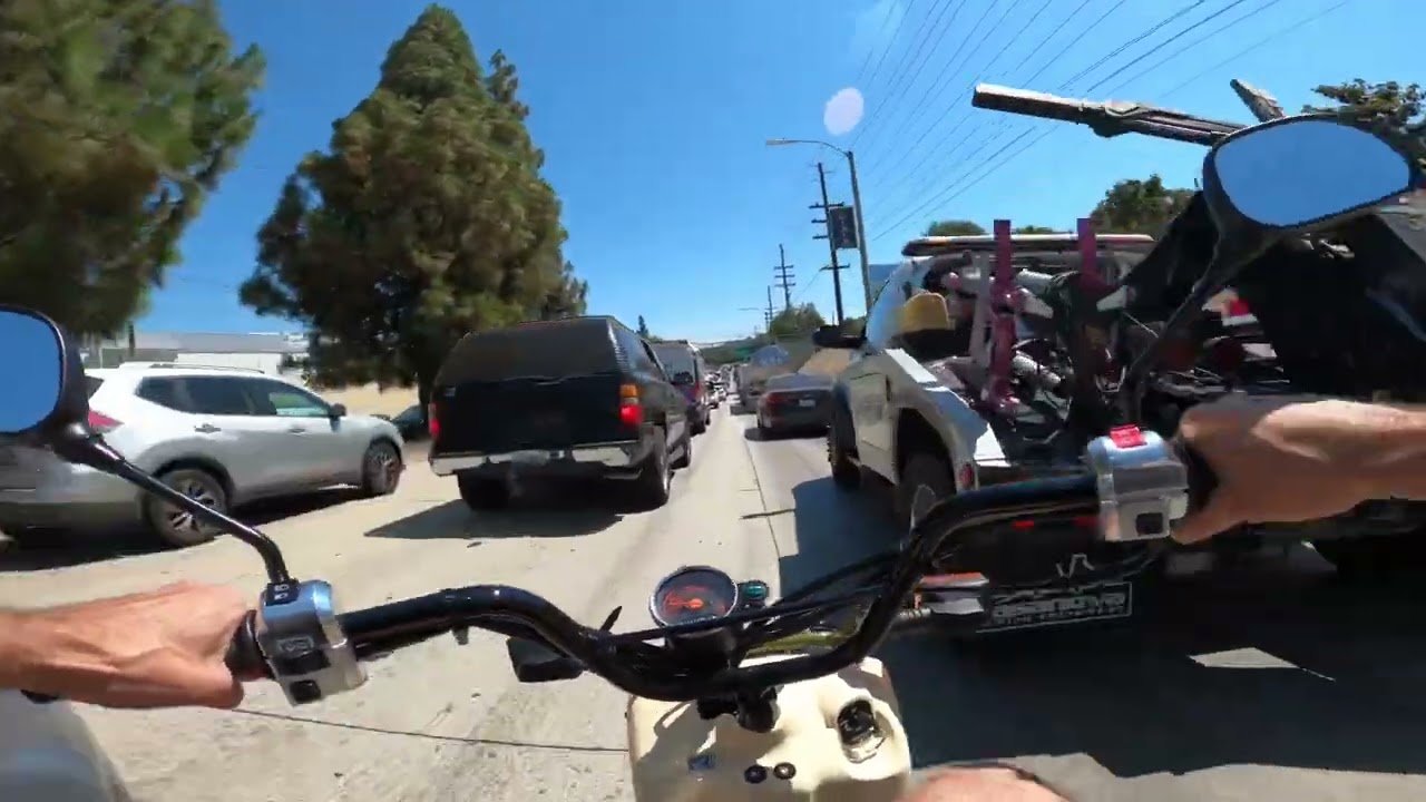 Honda ruckus driving thru heavy traffic!