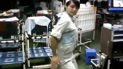 Em công nhân xinh đẹp mới tăng ca về vẫn còn phê