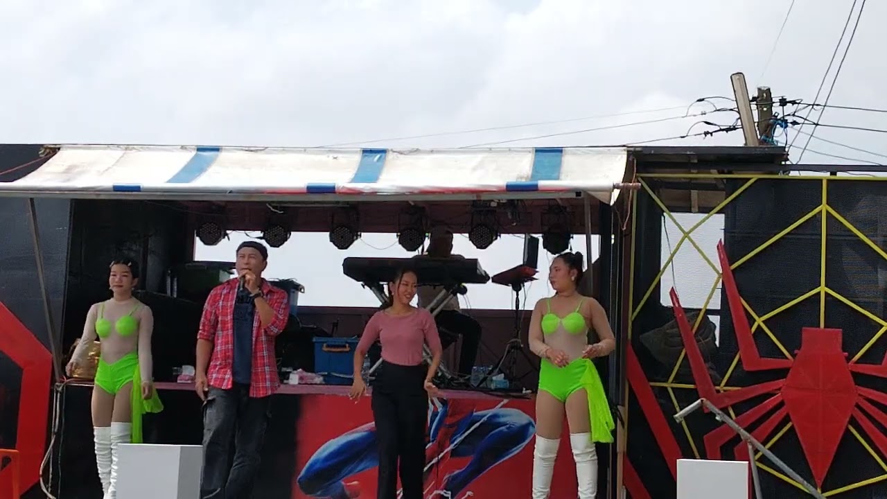 เคศรีวิไลบนเวทีรถแห่วันนี้มาแปลกๆ