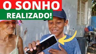 GAROTO QUE VENDIA BANANA PRA COMPRAR CELULAR, REALIZA SONHO E NOS ENCANTA!