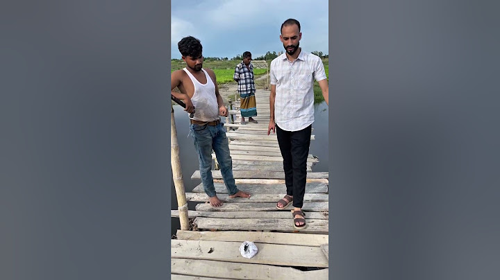নিজস্ব অর্থায়নে সাঁকো বানিয়ে মানুষের যাতায়াতের ব্যবস্থা করে দিয়েছেন এই যুবক।