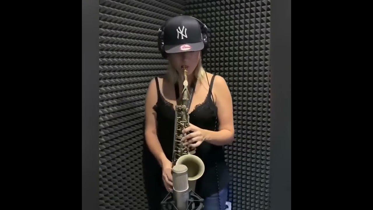 Девушка на саксофоне в студии. Высоцкая саксофон. Настя саксофон.