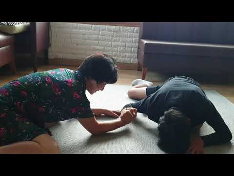 복희 할머니와 손자의 팔씨름