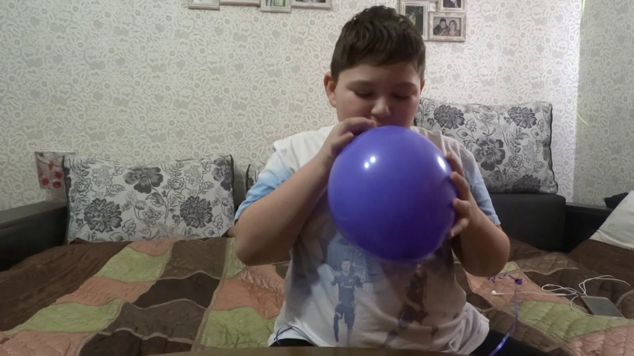 шарик изменяющий голос. голос гелиевый шарик. девушка надувает шарик. шар с гелием меняет голос. голос после гелевого шарика.