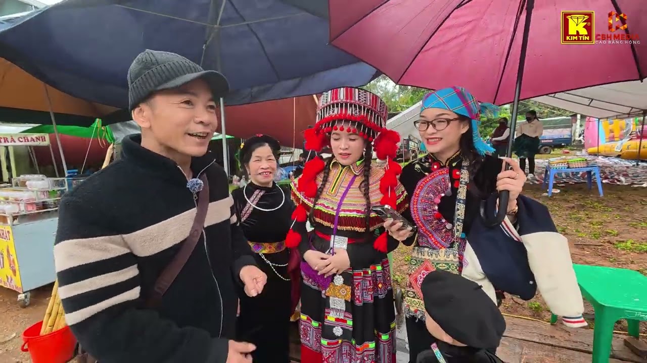 Chợ tình Báo Slao xã Quốc Khánh, tỉnh Lạng Sơn hơi mưa một chụt nhưng bà con vẫn vui!