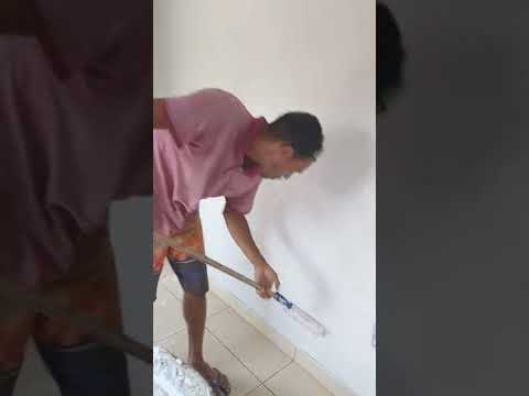 Vídeo: Vamos fazer os reparos nós mesmos - preparando as paredes para papel de parede. Consumo de primer por 1m2