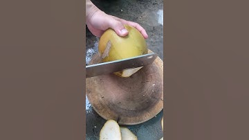 Chặt nhanh trái dừa xiêm lùn, ai ngờ bên trong đẹp vậy.  #lùnvlog #coconutcutting #shorts