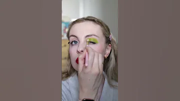 let’s finish this look with bright green eyeshadow