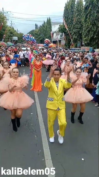 Penampilan Pak Ribut Guru Viral Menghibur Warga Lumajang #Karnavallumajang