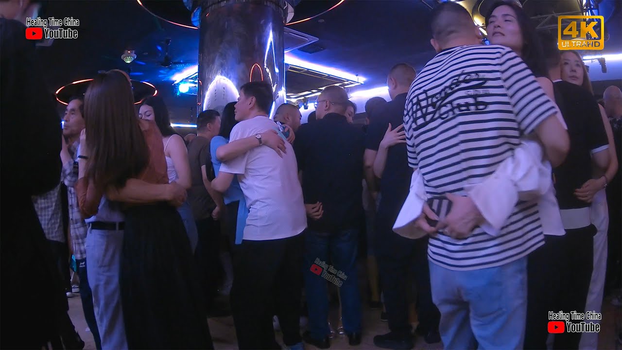 2025.08.28 Dancing with beautiful women, men are very satisfied