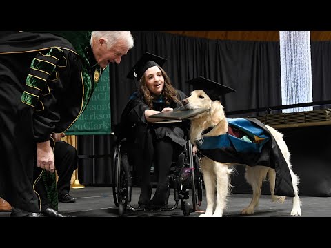 Video: Service Dog dostane její vlastní promoce Cap pro pomoc svému mistrovi uspět