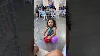 nos fuimos a a una fiesta hawaiana!! ?  y terminamos con el centro de mesa mas lindo.???
