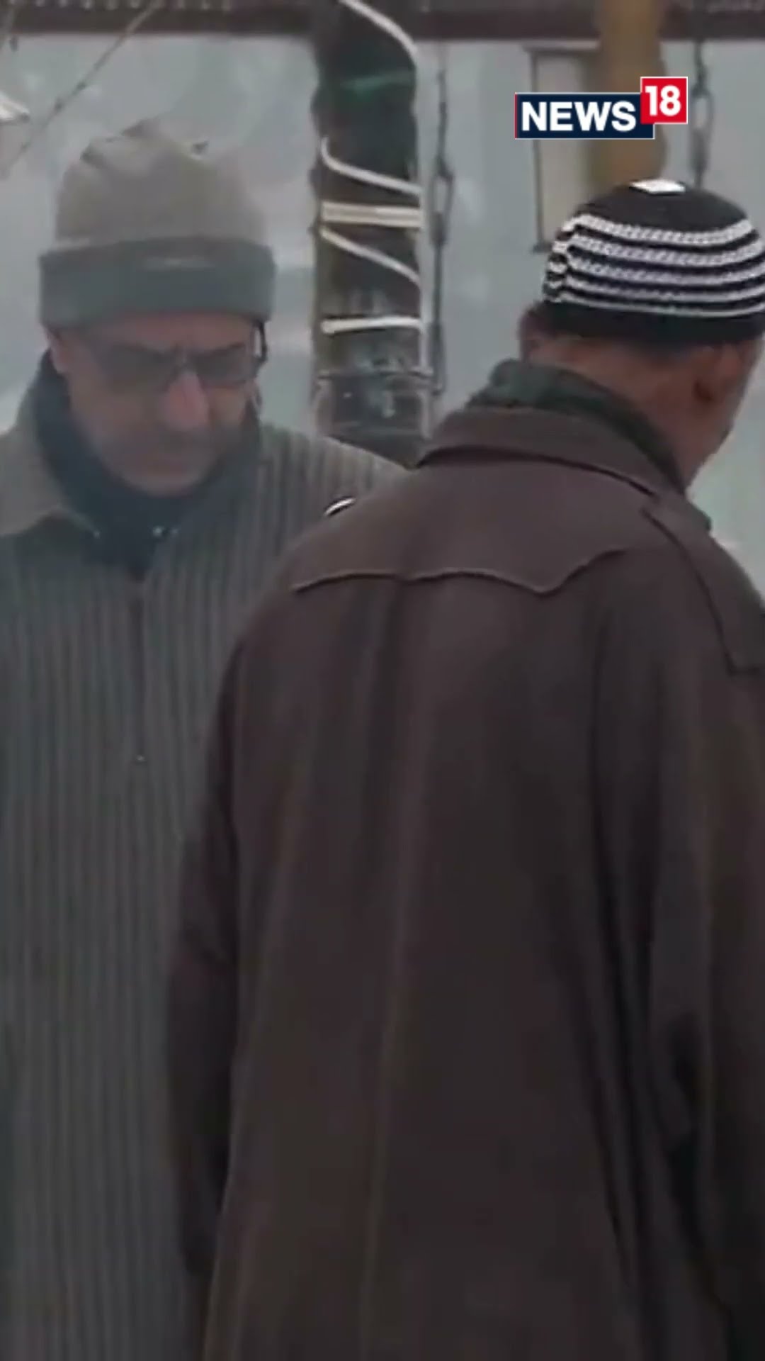 Kashmir Snowfall Video | As Temperature Dips Below Freezing Point, People Gather By Bonfires | N18S