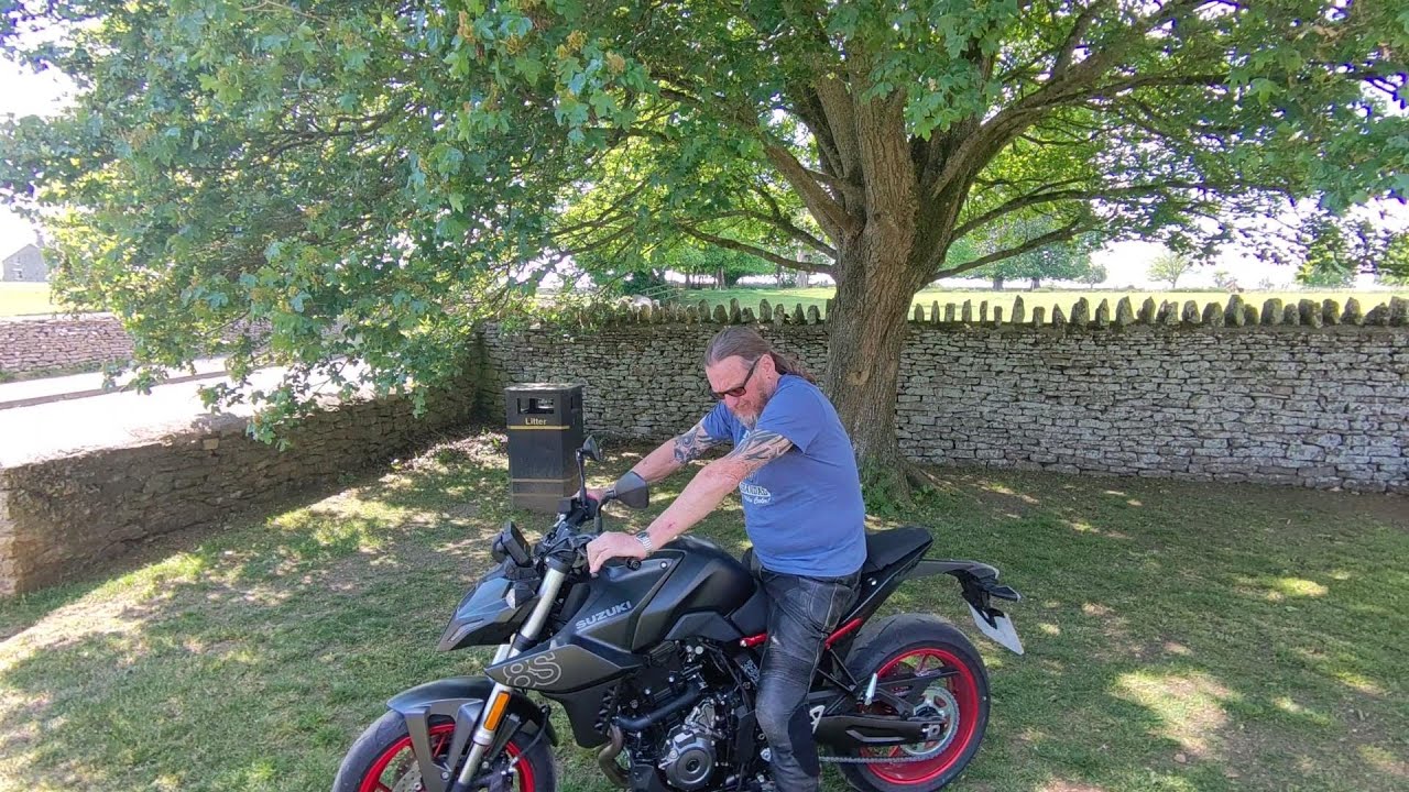 Suzuki's GSX 800S, the Cotswolds and CTL Cafe. - YouTube