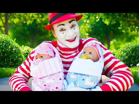 Игры для детей в куклы и дочки матери – Сложно с двумя! 👶🍼 Мим ухаживает за двумя пупсами!