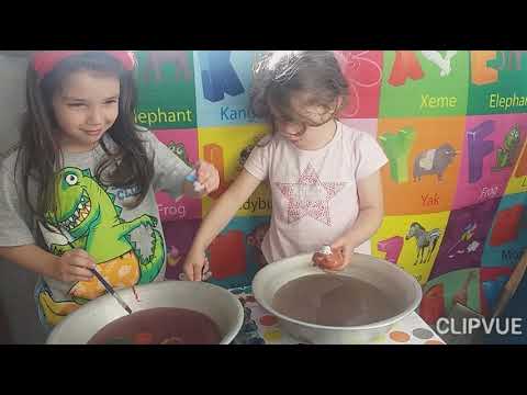 სალი და ლეა საღებავებით თამაშობენ