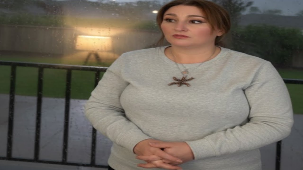 Rester à la maison et regarder la pluie tomber est un instant précieux qui touche profondément l’âme