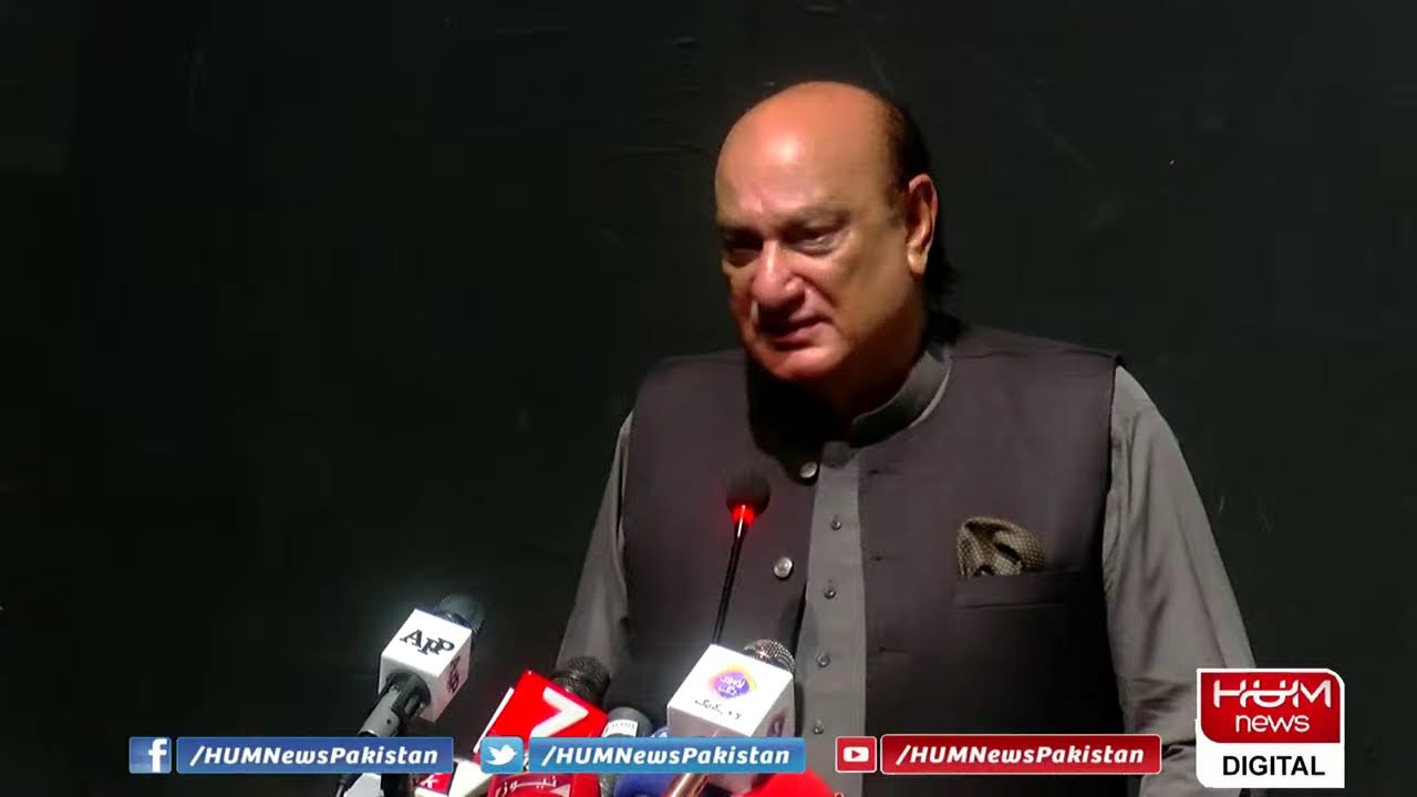 Raja Basharat addressing the ceremony