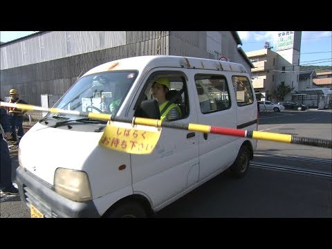 車で踏切に閉じ込めら…