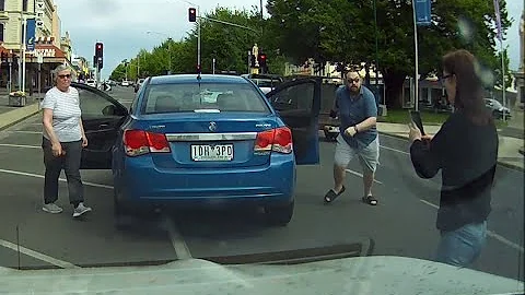 Driver causes accident, threatens dash cam owner and tries to flee - Victoria