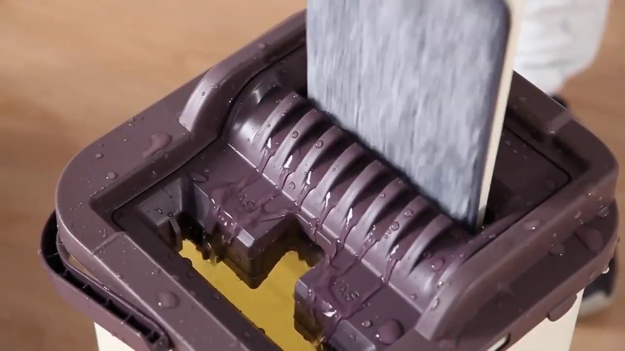 Плоская швабра с микрофиброй и ведром для отжима и полоскания.