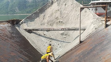 The barge is unloading river sand, the flow of sand is so relaxing