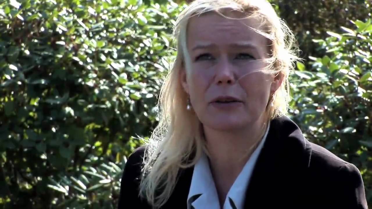 Désanne van Brederode vertelt over haar nieuwe roman 'D - YouTube