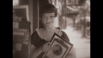 LOUISE BROOKS WALKING (1926)
