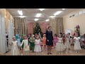 Дети поют и танцуют на утреннике в детском саду