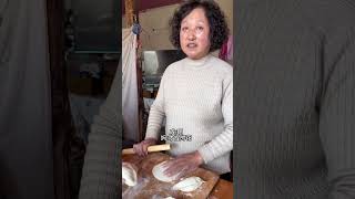 【八零徐姥姥】頭刀韭菜是鮮哈,韭菜盒太好吃了,第一了(3)#搞笑 #家庭菜 #food #美食做法 #农村生活 #shorts